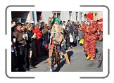 2287175_1_image026 * Rosenmontagszug Ehrang 2012. Eine Besucherin des Ehrager Rosenmontagszug setzt sich auf diese ungewhnliche Fahrradkonstruktion der Gruppe Cycles Comiques aus Olm/Luxemburg. TV-Foto: Sven Eisenkrmer * 680 x 453 * (87KB)